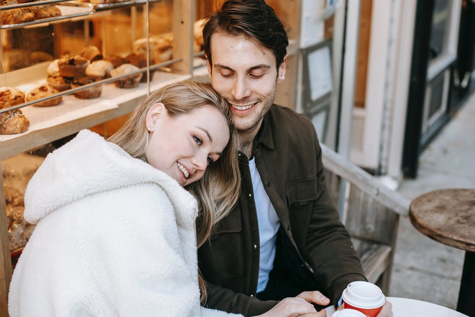 9 Tips for Maintaining Happiness, Confidence, and Sanity while Online Dating