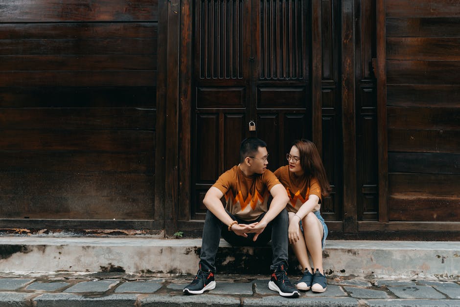 The Distinctions Between Courting and Dating: Understanding How Courtship Differs from Dating